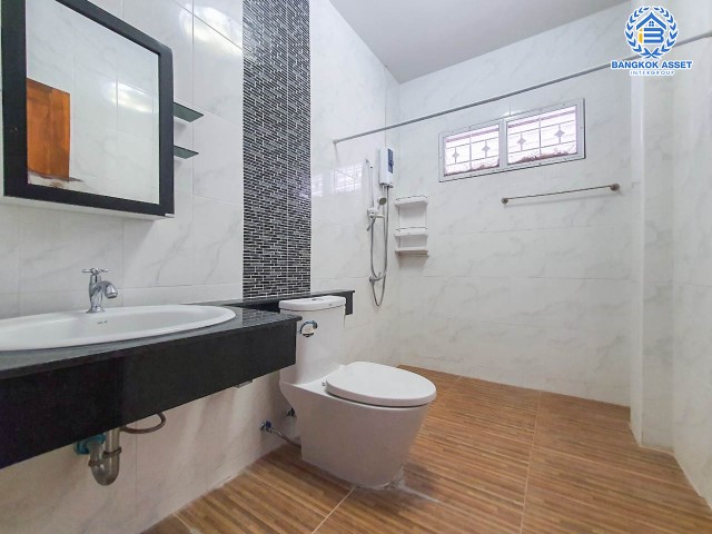 *****บ้านเดี่ยวมือสอง ซอยศิริเกษม17 พุทธมณฑลสาย3 เนื้อที่กว้างขวางมากถึง 158.30 ตร.ว. มาพร้อมฟังก์ชัน 2 ห้องนอน 3 ห้องน้ำ ที่จอดรถ 3 คัน ต่อเติมครบ พร้อมเข้าอยู่ได้ทันที ตั้งบนทำเลเดินทางสะดวก ใกล้รถไฟฟ้าสายสีน้ำเงิน "สถานีบางหว้า" ใกล้ทางด่วน "ศรีรัช"  จองเลย!